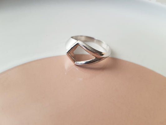 The Art of Geometric Jewelry: Design, History, and Modern Style